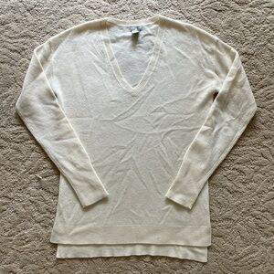 Halogen cream, cashmere V-neck sweater with detailed trim